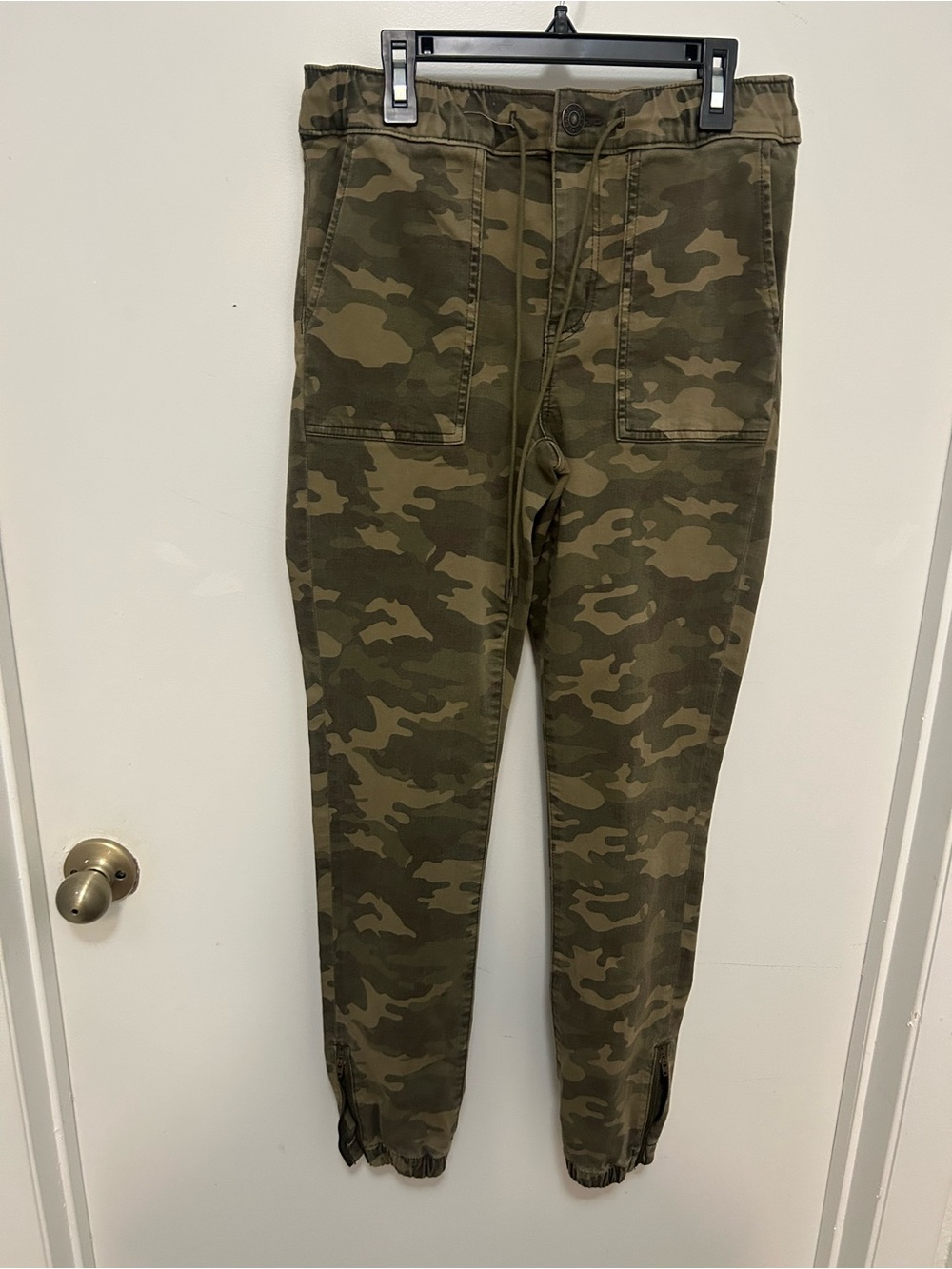 American Eagle Outfitters Olive Camouflage Skinny Jogger Pants